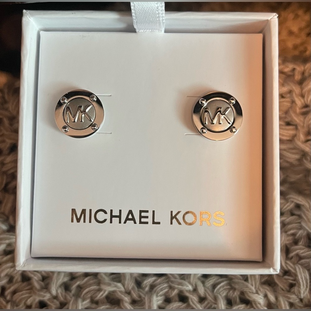 Michael Kors Silver Stud Earring
NWT